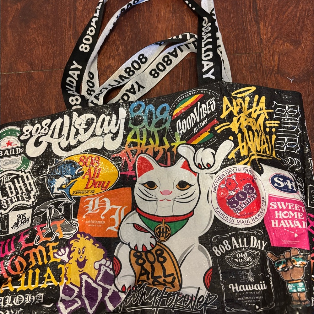 Chic Black and White Tote with Inner Pocket